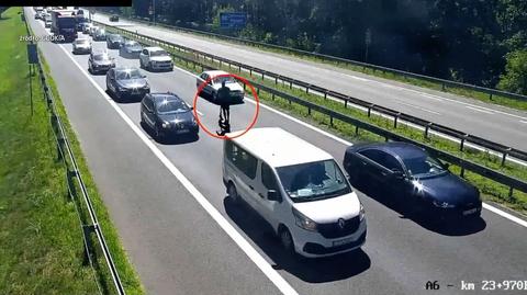 Jechał hulajnogą pod prąd na autostradzie. "Wydmuchał ponad dwa promile alkoholu"