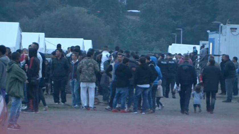 07.10.2015 | Hamburg: wielka bitwa w ośrodku dla uchodźców. W kolejce do toalety
