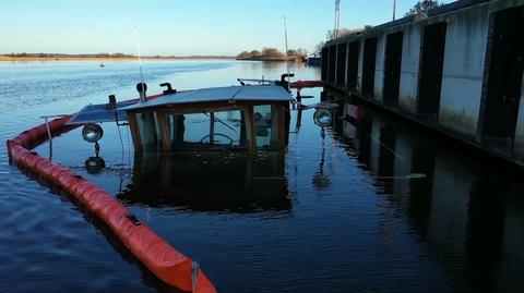 Barka zatonęła przy nabrzeżu w Gryfinie. Strażacy otoczyli ją zaporą