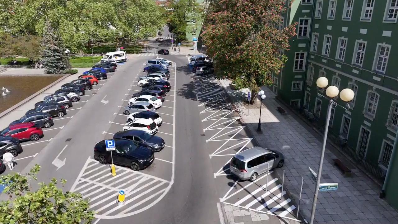 Więcej miejsc parkingowych dla radnych przed magistratem w Szczecinie. Mieszkańcy są oburzeni