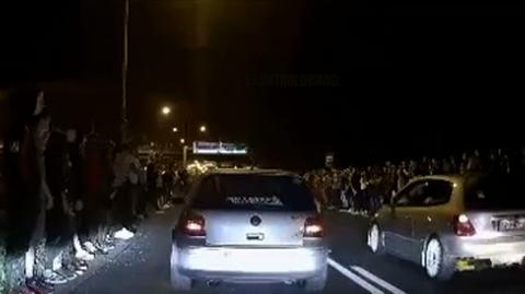 21.07.2020 | Kilka miejsc, kierowcy w podrasowanych autach i tłum gapiów. Policja przerwała nielegalne nocne wyścigi