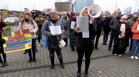 "Powinnam mieć pracę, a stoję i proszę się o moje dokumenty". Protest studentów Collegium Humanum