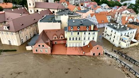 Mieszkańcy zalewanych miejscowości przeżywają dramat. "Co chwilę ktoś szuka drugiej osoby"