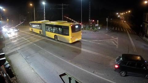 Autobus w Rudzie Śląskiej wjechał na przejazd kolejowy, gdy zapory się zamykały