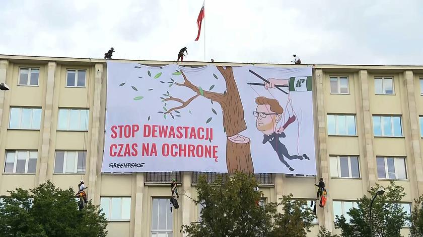 03.08.2020 | Protest działaczy Greenpeace. Powiesili baner na budynku ministerstwa