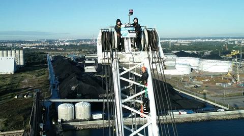 Aktywiści Greenpeace zablokowali dźwigi w Gdańsku