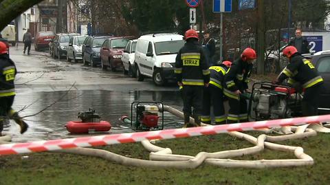 Duży wyciek, spore utrudnienia i przykry zapach. Ogromna awaria na warszawskim Targówku