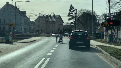 27.02.2021 | Niebezpieczna sytuacja na przejeździe kolejowym. Matka z dziećmi i kierowcy zignorowali czerwone światło