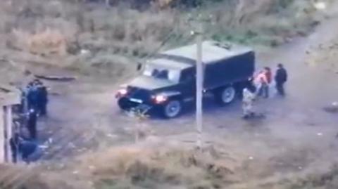 09.10.2021 | Ciężarówka z migrantami po białoruskiej stronie granicy. Kolejny raz było słychać strzały