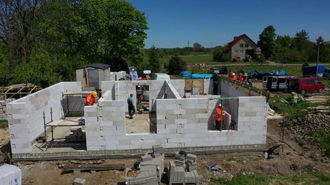 23.05.2020 | Niezwykły przykład sąsiedzkiej pomocy. "Dla pani Oli i jej dziecka spróbujemy zbudować nowy dom"