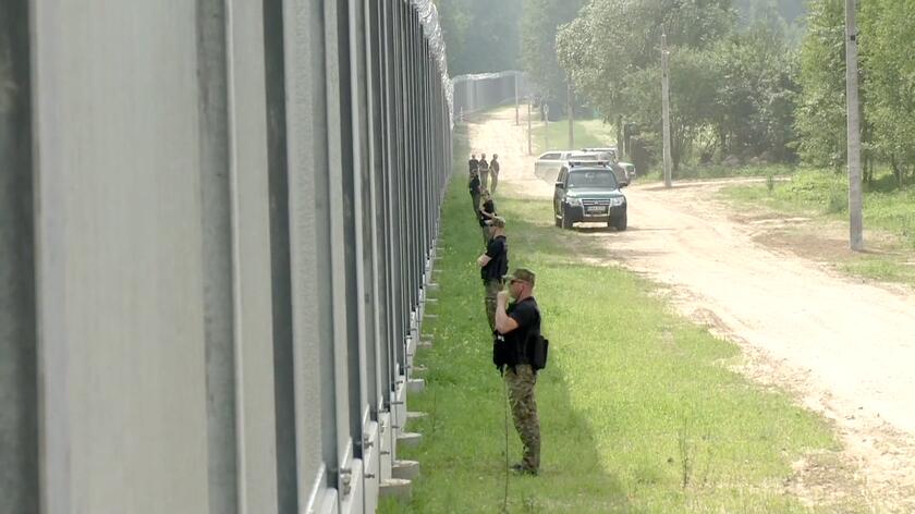 Polski rząd stawia zaporę na granicy z Białorusią, ale współpracuje z firmą, która tych imigrantów sprowadza