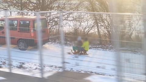 Samochód ciągnął sanki z dziećmi. "Skrajnie niebezpieczne zachowanie"