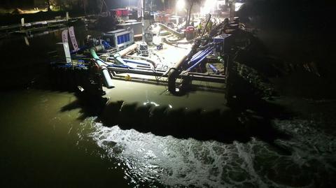 16.11.2019 | Nocna operacja nad Wisłą. Ścieki do oczyszczalni płyną już pod rzeką