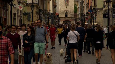 Koniec z maseczkami na dworze. "To jest trochę dziwne uczucie"