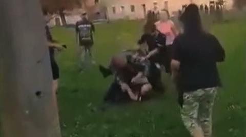 13.09.2020 | Ojciec i syn rzucili się z pięściami na policjanta i policjantkę. Nagranie z Pastuchowa