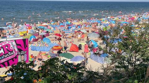 45-latek zmarł na plaży w Stegnie. Parawany blokowały ratownikom drogę