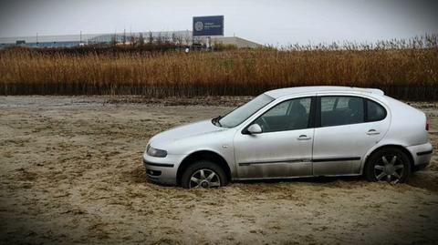 05.01.2021 | Chciał pojeździć po dnie osuszonego jeziora. Auto ugrzęzło, kierowca uciekł