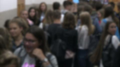 06.09.2019 | Tłok na korytarzach, pełne klasy i lekcje do wieczora. Uczniowie "narzekają, że są już zmęczeni o tej godzinie"