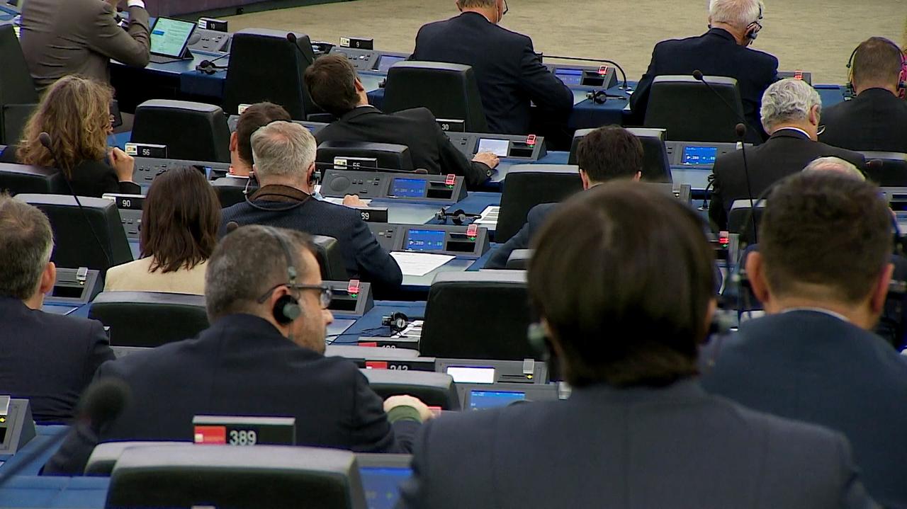 Jednorazowe telefony i szkolenie z cyberbezpieczeństwa. Specjalne procedury dla europosłów, którzy lecą na Węgry