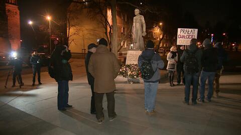 Nocna demonstracja przed pomnikiem prałata Jankowskiego