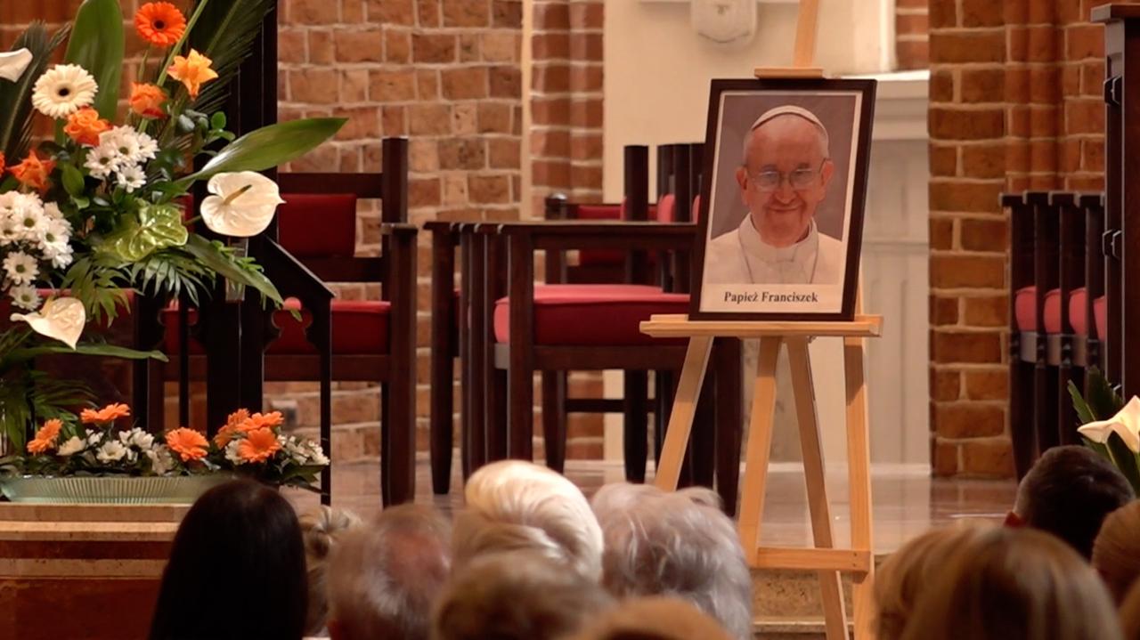 Polscy wierni żegnają papieża Franciszka. "Wszyscy jesteśmy wstrząśnięci"