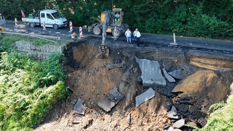 Ogromne osuwisko ziemi niedaleko Złotoryi. Droga dosłownie zawisła w powietrzu