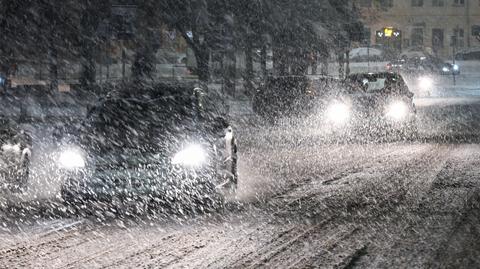 Tysiące mieszkańców bez prądu, utrudnienia na drogach. Atak zimy daje się we znaki Polakom