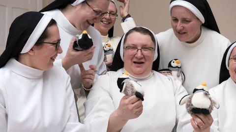 Siostry z sercem na dłoni i pingwinem w ręku