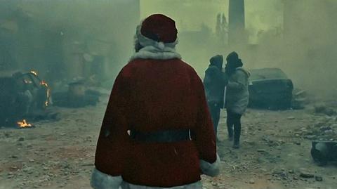 Wojenne zniszczenia, Mikołaj i samotna dziewczynka. Poruszający klip Czerwonego Krzyża