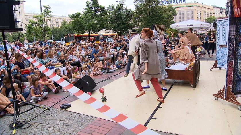 "Teatr wychodzi do ludzi". Letnie przedstawienia na ulicach Warszawy