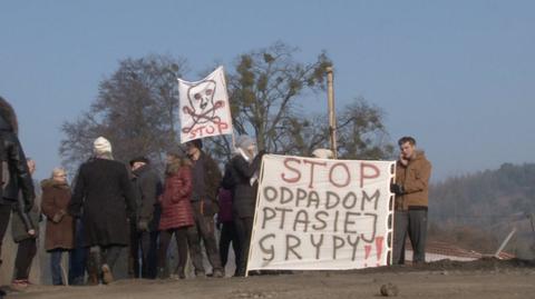 Zwożą odpady z fermy, gdzie wykryto ptasią grypę. Wojewoda uspokaja, mieszkańcy protestują