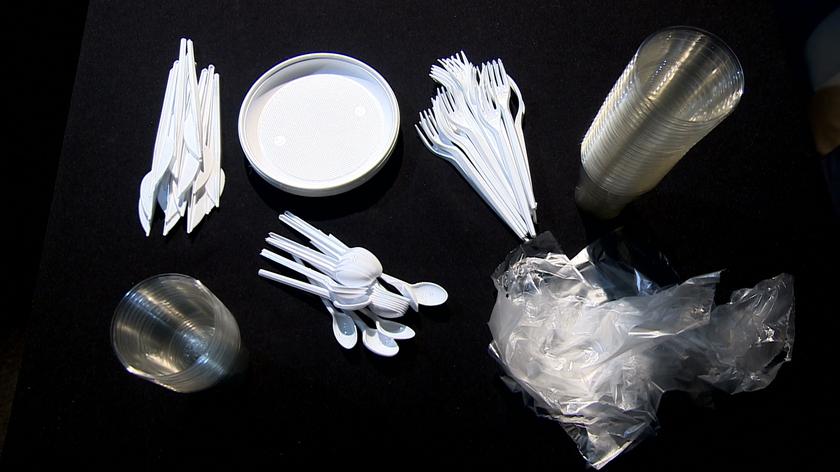 Zakaz sprzedaży plastikowych słomek, sztućców i talerzy. W życie weszły nowe przepisy