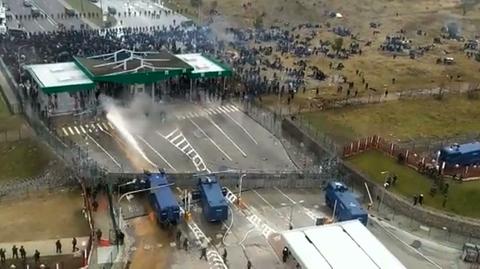 Zamieszki na przejściu granicznym w Kuźnicy. Migranci rzucali w kierunku polskiej policji kamieniami