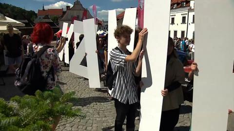 Kazimierz nad Wisłą jak Hollywood. Artyści ustawili napis "Kazimierz" z okazji festiwalu "Dwa brzegi"