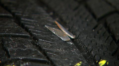 Metalowe blaszki na drodze. Zadziałały jak kolczatka