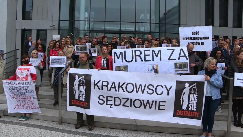 29.09.2021 | "Nie damy się zastraszyć". Krakowscy sędziowie protestowali przed budynkiem sądu