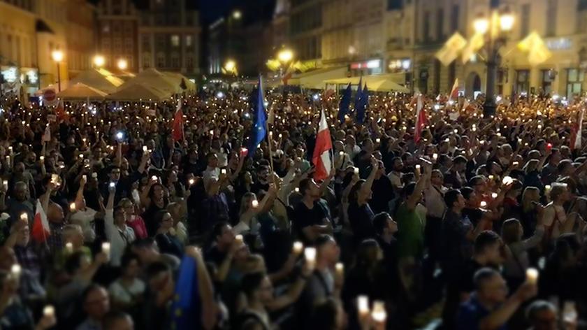 24.07.2017 | Z konstytucją w rękach wychodzili na ulicę w całej Polsce. Będą protestować dalej