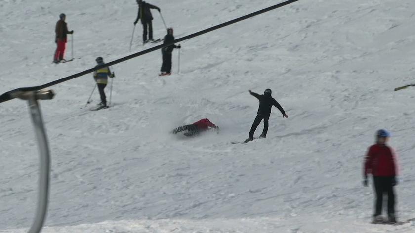 16.02.2022 | Ratownicy apelują o ostrożność na stokach. Do szpitali trafia coraz więcej snowboardzistów i narciarzy