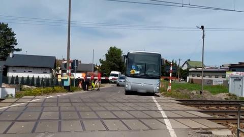 21.05.2022 | Kierowca autobusu z dziećmi wjechał na zamknięty przejazd kolejowy