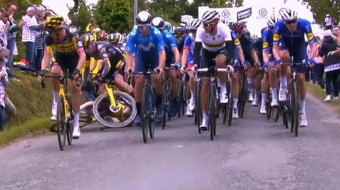 26.06.2021 | Dwa wypadki na trasie Tour de France. Ucierpiało kilkudziesięciu kolarzy