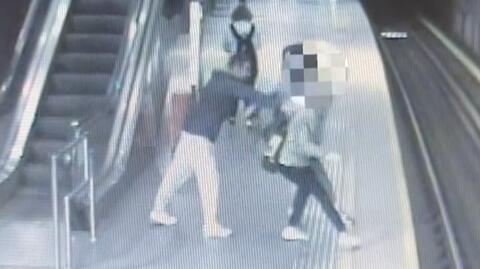 Mężczyzna próbował wepchnąć dwie osoby pod pociąg metra (wideo bez dźwięku)