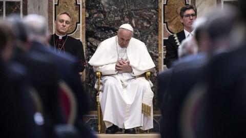 06.05.2016 | Papież Franciszek odznaczony Nagrodą Karola Wielkiego. „Rezygnacja i zmęczenie nie należą do duszy Europy”
