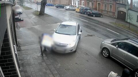 Staranowane auto omal nie wjechało w pieszych. Zawinił młody kierowca