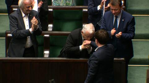 23.11.2019 | Okazywanie szacunku czy przekraczanie granic? Sejmowy spór o całowanie w rękę