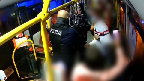 03.09.2020 | Mężczyzna z hulajnogą w autobusie i środki przymusu na oczach rodziny. Nagranie obiegło internet