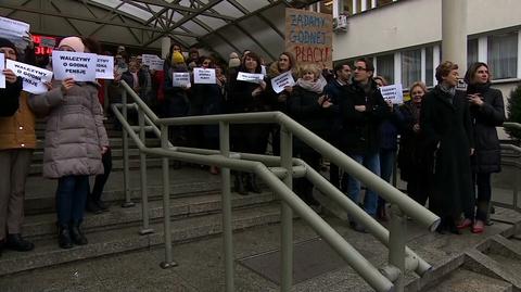 Czerwone kartki dla premiera. Pracownicy prokuratur wciąż protestują