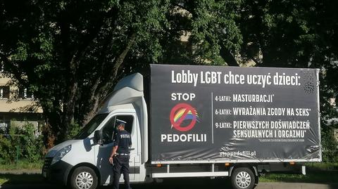 30.08.2020 | Ciężarówka anty-LGBT z policyjną eskortą. "Będzie to uderzało w publiczne zaufanie do policjantów"