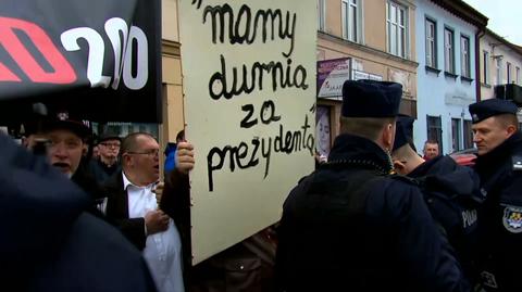 65-latek usłyszał zarzut za tablicę na wiecu Andrzeja Dudy