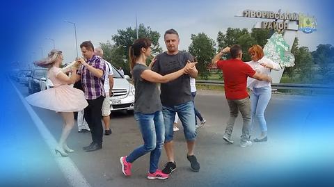 15.06.2017 | Tancerze nudzili się w kolejce na przejściu granicznym, więc pokazali co umieją