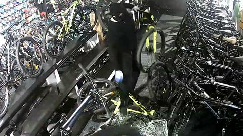 Włamanie do sklepu rowerowego. Właściciel opublikował nagranie